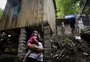Sobre pilha de tijolos e em cima de churrasqueira: moradores do Morro da Cruz reclamam de instalação de caixas d’água pela prefeitura