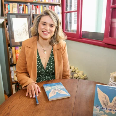 Escritora Tatiana Barduco promove sessão de autógrafos de seu terceiro livro, “Um anjo de criança”, na Livraria Bamboletras, em Porto Alegre<!-- NICAID(15291494) -->