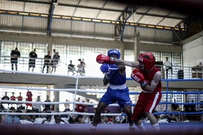 PORTO ALEGRE, RS, BRASIL - 2025.03.23 - Porto Alegre recebe o Campeonato Estadual de Boxe Elite 2025. No mês de março Porto Alegre a Federação Gaúcha de Boxe realizou no CETE (Centro Estadual de Treinamento Esportivo) o Campeonato Estadual de Boxe Elite 2025. No fim de semana dos dias 15 e 16 foram disputadas as quartas de final e semifinais com as classificatórias para disputar a final no dia 23 deste mês. Os campeões gaúchos de boxe em suas categorias poderão representar o estado no campeonato nacional, em maio, em Foz do Iguaçu. (Foto: André Ávila/ Agência RBS)Indexador: Andre Avila<!-- NICAID(16002037) -->