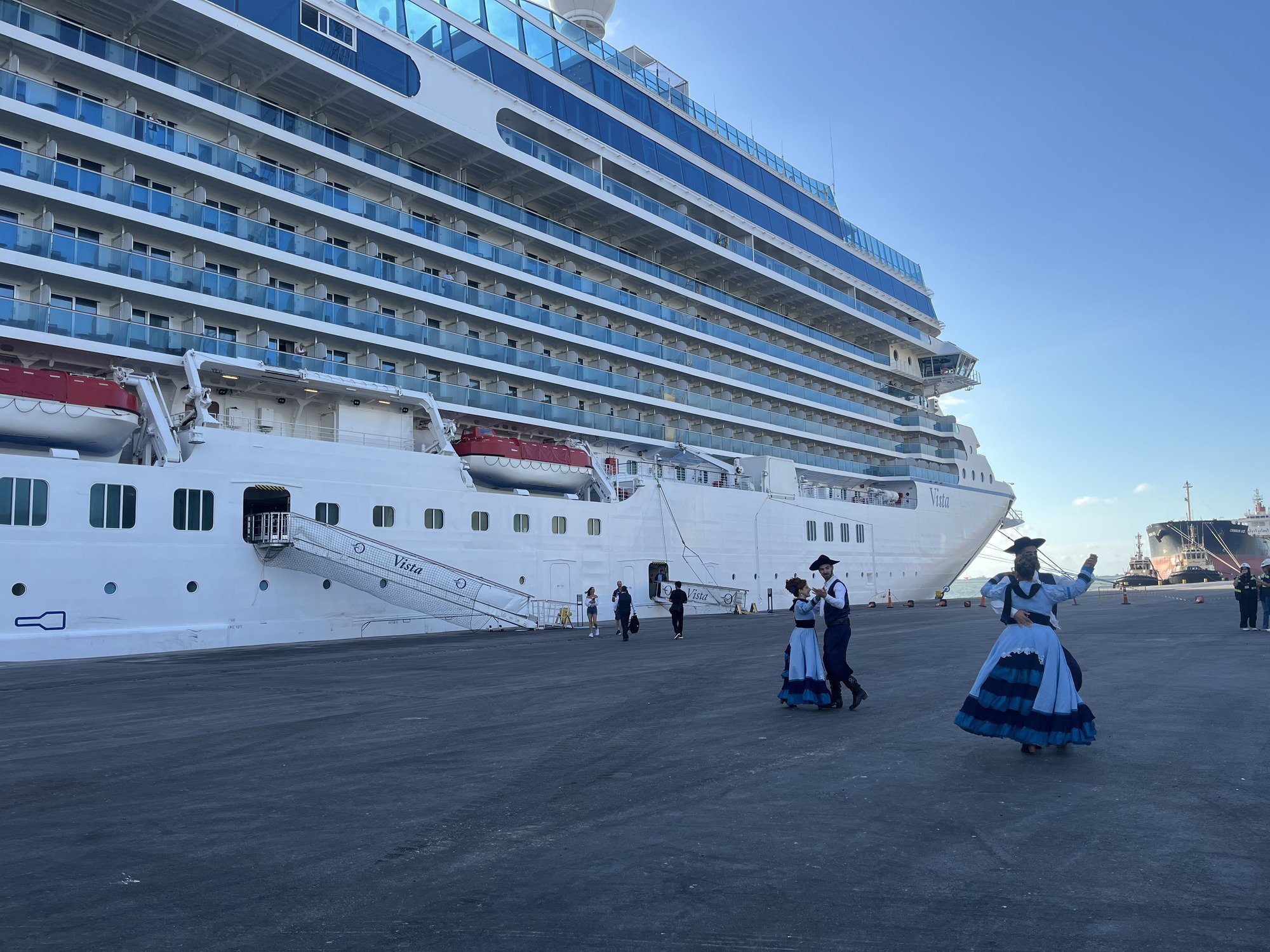 Navio de luxo Oceania Vista faz escala em Rio Grande