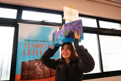 O projeto "Tempo de Leitura”, pensado pela escritora Elaine Cavion para promover de forma democrática a obra "Tempo de Navio”, atingiu 572 pessoas diretamente por meio das nove formações e das 25 contações de histórias realizadas ao longo de 2024, em Caxias do Sul. Ao se considerar o público das 70 escolas municipais que receberam a obra, é possível concluir que o projeto impactou mais de 20 mil crianças e jovens. “Fomos além dos objetivos propostos, ‘Tempo de Leitura’ foi um projeto que possibilitou trocas muito proveitosas ao promover momentos de reflexão sobre a importância da leitura com as crianças e adolescentes”, afirma a autora.<!-- NICAID(15952464) -->