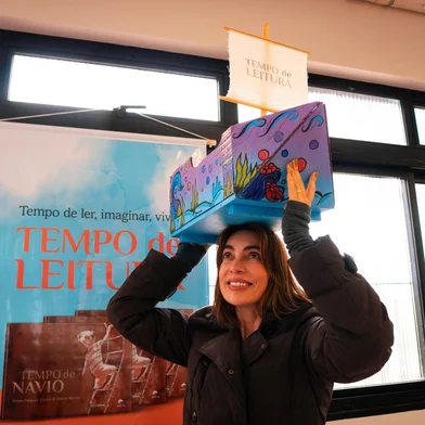 O projeto "Tempo de Leitura”, pensado pela escritora Elaine Cavion para promover de forma democrática a obra "Tempo de Navio”, atingiu 572 pessoas diretamente por meio das nove formações e das 25 contações de histórias realizadas ao longo de 2024, em Caxias do Sul. Ao se considerar o público das 70 escolas municipais que receberam a obra, é possível concluir que o projeto impactou mais de 20 mil crianças e jovens. “Fomos além dos objetivos propostos, ‘Tempo de Leitura’ foi um projeto que possibilitou trocas muito proveitosas ao promover momentos de reflexão sobre a importância da leitura com as crianças e adolescentes”, afirma a autora.<!-- NICAID(15952464) -->