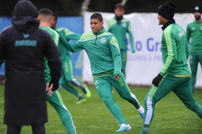 CAXIAS DO SUL, RS, BRASIL, 14/09/2023. Treino do Juventude no Centro de Formação de Atletas e Cidadãos (Cfac). A equipe disputa a série B do Campeonato Brasileiro.  (Bruno Todeschini/Agência RBS)Indexador: BTK<!-- NICAID(15540540) -->