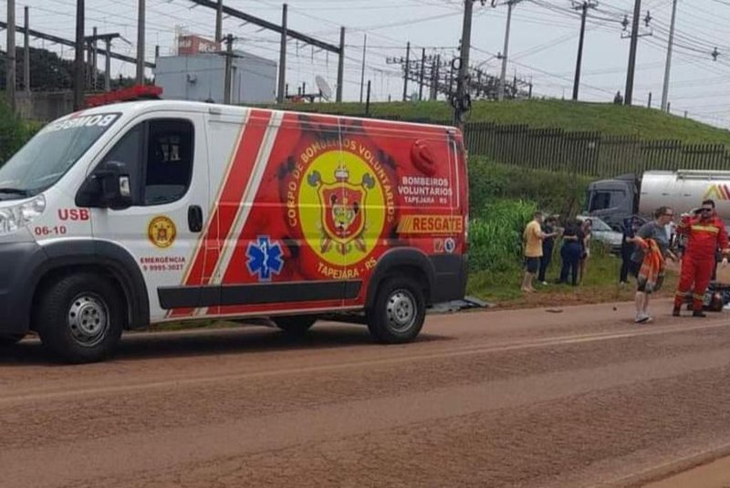 Uma jovem de 25 anos morreu após colidir a motocicleta que pilotava com um micro-ônibus em Tapejara, no norte do RS.<!-- NICAID(15625436) -->