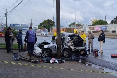 Mulher de 25 anos morre após carro colidir em poste na BR-116, em São Leopoldo<!-- NICAID(16060073) -->