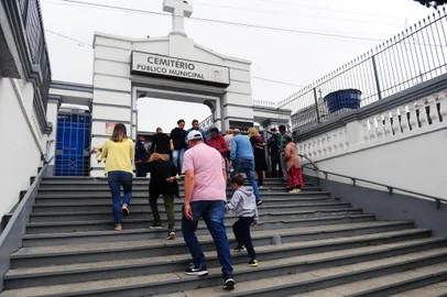 CAXIAS DO SUL, RS, BRASIL, 02/11/2023. Feriado de Finados - Cemitério Público Municipal de Caxias tem grande fluxo de visitantes na manhã de quinta. Movimento no cemitério. (Porthus Junior/Agência RBS)<!-- NICAID(15586639) -->