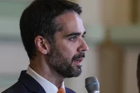 PORTO ALEGRE, RS, BRASIL, 25-07-2025: Em coletiva na manhã de sexta-feira, o governador Eduardo Leite anunciou empréstimo junto ao BRDE para os setores que devem sentir os impactos das medidas econômicas impostas pelo governo de Donald Trump, que começam a valer no mês de agosto. Após reunião com representantes de entidades ligadas aos setores atingidos pelas tarifas, o governador falou sobre os R$ 100 milhões que vão ser repassados. Foto: Renan Mattos/Agência RBS<!-- NICAID(16087765) -->