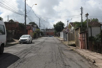 CAXIAS DO SUL, RS, BRASIL (31/03/2021)Sete famílias de moradores da Rua Vico Parolini Thompson, no Cristo Redentor, perderam parentes em decorrência da covid-19 nos últimos dias; vizinhos estão assustados. (Antonio Valiente/Agência RBS)<!-- NICAID(14747292) -->