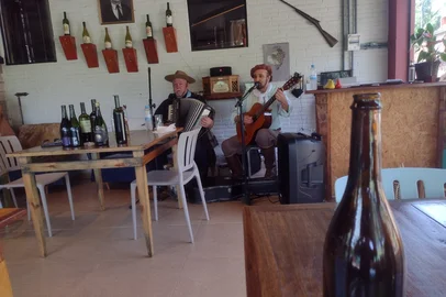 Vinícolas oferecem programas com degustação de vinhos finos, inclusive com uvas do leste europeu (foto), e atrações musicais missioneiras
