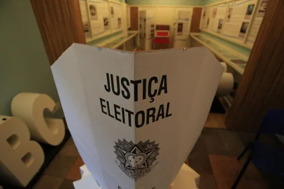 PORTO ALEGRE, RS, BRASIL, 30/10/2022- Fila dos mesário para receberem as urnas eletronicas, no colégio Bom Conselho. Foto: Ronaldo Bernardi / Agencia RBS<!-- NICAID(15249791) -->