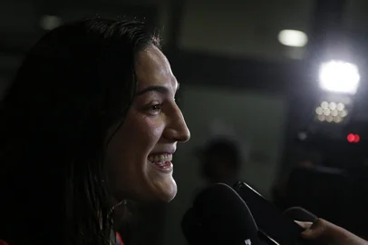 Porto Alegre, RS, Brasil, 15-10-2022: A judoca Mayra Aguiar chega a Porto Alegre após conquistar o tricampeonato mundial de judô em competição no Uzbequistão. O atleta Daniel Cargnin, bronze na competição, também desembarcou na capital. Os dois desfilaram em um caminhão de bombeiros pela cidade. Foto: Mateus Bruxel / Agência RBSIndexador: Mateus Bruxel<!-- NICAID(15236401) -->