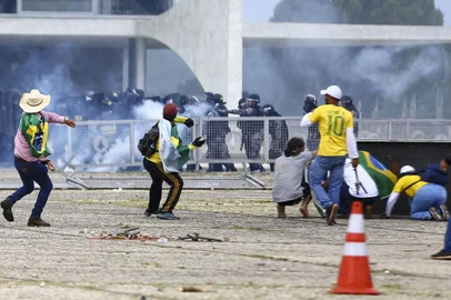 Os ministros do Supremo Tribunal Federal (STF) terminam de analisar às 23h59 desta segunda (15), em plenário virtual, mais 250 denúncias contra envolvidos nos atos antidemocráticos e golpistas de 8 de janeiro.<!-- NICAID(15428420) -->