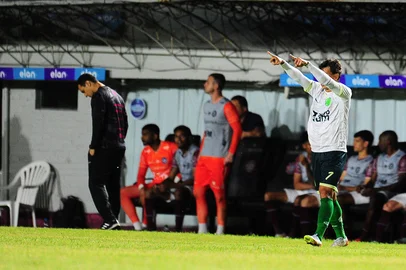 CAXIAS DO SUL, RS, BRASIL, 11/10/2025. Caxias X Floresta, jogo válido pela sexta rodada da segunda fase da Série C do Campeonato Brasileiro 2025 (Quadrangular do Acesso), e realizado no estádio Centenário. (Porthus Junior/Agência RBS)Indexador: BTK                             <!-- NICAID(16144249) -->
