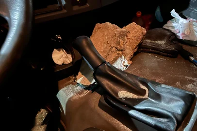 O motorista de um caminhão ficou gravemente ferido após ser atingido por uma pedra na BR-386, em Lajeado,  no Vale do Taquari. O caso aconteceu por volta das 4h40min desta quarta-feira (11) no km 339.<!-- NICAID(16057075) -->