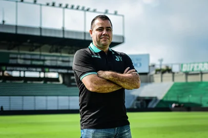 O Esporte Clube Juventude, por meio do Departamento de Futebol Feminino, confirma Adilson Bertotti como coordenador da modalidade. O profissional chega ao clube para contribuir com a organização e o desenvolvimento do setor. Graduado em Administração de Empresas e com MBA em Marketing, Adilson possui perfil estratégico, com forte atuação na estruturação de processos e na liderança de equipes.<!-- NICAID(16267107) -->