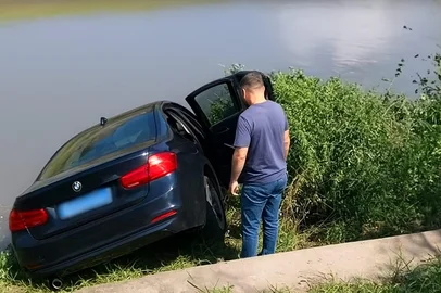 carro cai no Arroio Dilúvio<!-- NICAID(16145357) -->