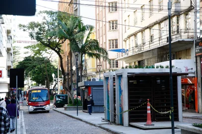 Porto Alegre, RS, Brasil, 12/06/2023 - Obras de revitalização do quadrilátero do centro histórico completam um ano. Na foto, Av. Otávio Rocha - Foto: Jonathan Heckler/Agência RBS<!-- NICAID(15453751) -->