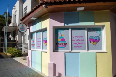 Sorveteria Coreto da Praça da Bandeira de Farroupilha.  Foi uma licitação no início do ano que resultou no novo empreendimento<!-- NICAID(15461315) -->