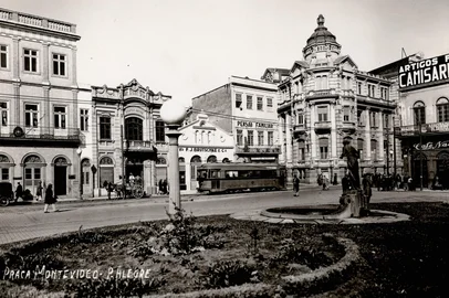 Banco da Província (palacete com a cúpula) e Praça Montevidéu nos anos 1930.<!-- NICAID(16233450) -->
