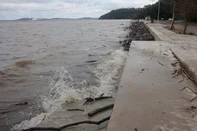 PORTO ALEGRE, RS, BRASIL, 30-06-2025: Nível do Guaíba segue acima da cota de alerta, mas em estabilidade desde o fim da noite de domingo (29), em Porto Alegre. De acordo com a Climatempo, após a instabilidade no fim de semana, a segunda-feira (30) deve marcar o começo da mudança no clima. Foto: Mateus Bruxel/Agência RBSIndexador: MATEUS BRUXEL<!-- NICAID(16070131) -->
