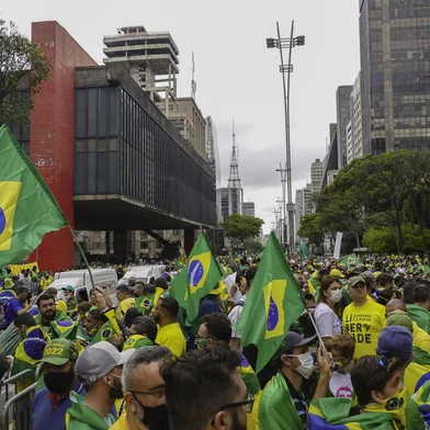 People take part in a demonstration to support Brazilian President Jair Bolsonaro amidst Brazil's Independence Day, in Sao Paulo, Brazil, on September 7, 2021. - Fighting record-low poll numbers, a weakening economy and a judiciary he says is stacked against him, President Jair Bolsonaro has called huge rallies for Brazilian independence day Tuesday, seeking to fire up his far-right base. (Photo by PAULO LOPES / AFP)Editoria: POLLocal: Sao PauloIndexador: PAULO LOPESSecao: demonstrationFonte: AFPFotógrafo: STR<!-- NICAID(14882993) -->