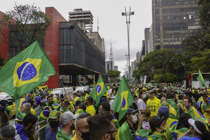 People take part in a demonstration to support Brazilian President Jair Bolsonaro amidst Brazil's Independence Day, in Sao Paulo, Brazil, on September 7, 2021. - Fighting record-low poll numbers, a weakening economy and a judiciary he says is stacked against him, President Jair Bolsonaro has called huge rallies for Brazilian independence day Tuesday, seeking to fire up his far-right base. (Photo by PAULO LOPES / AFP)Editoria: POLLocal: Sao PauloIndexador: PAULO LOPESSecao: demonstrationFonte: AFPFotógrafo: STR<!-- NICAID(14882993) -->