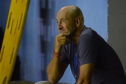 Delfin's head coach Guillermo Duro looks on before the Copa Sudamericana group stage first leg match between Ecuador's Delfin and Argentina's Belgrano at the Jocay Stadium in Manta, Ecuador, on April 11, 2024. (Photo by Gerardo MENOSCAL / AFP)Editoria: SPOLocal: MantaIndexador: GERARDO MENOSCALSecao: soccerFonte: AFPFotógrafo: STR<!-- NICAID(15744429) -->