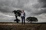 SÃO JERÔNIMO, RS, BRASIL - 2023.11.16 - Cenário da soja no Estado após dois anos de safras prejudicadas pela estiagem. Depois de dois anos de seca, a volta da chuva deve garantir a recuperação da safra de soja. Porém, o excesso de umidade está dificultando o início do plantio, que precisa ocorrer com a terra mais seca. Na foto, Glenio Guimarães, produtor rural (Foto: André Ávila/ Agência RBS)Indexador: Andre Avila<!-- NICAID(15599665) -->
