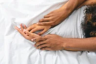 Man and woman hands having sex on bedRelação sexual - Foto: Prostock-studio/stock.adobe.comIndexador: Konstantin PostumitenkoFonte: 780501829<!-- NICAID(15803586) -->