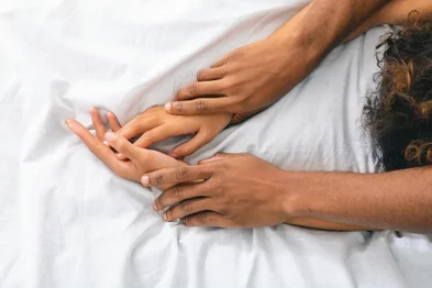 Man and woman hands having sex on bedRelação sexual - Foto: Prostock-studio/stock.adobe.comIndexador: Konstantin PostumitenkoFonte: 780501829<!-- NICAID(15803586) -->