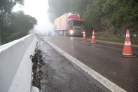 Asfalto cede e interdita trecho da BR-116, Caxias Do Sul x Nova Petrópolis. (Neimar De Cesero/Agência RBS)<!-- NICAID(16012465) -->