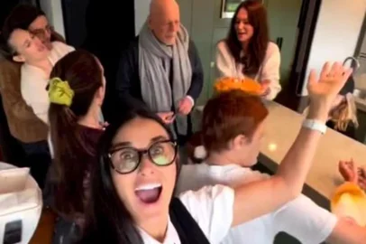 Demi Moore celebra aniversário de Bruce Willis: "Amo a nossa família"<!-- NICAID(15380247) -->