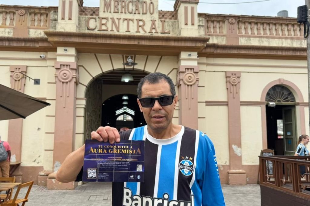 Gr&ecirc;mio premia pelotenses com nova camisa: "Valeu a pena ser s&oacute;cio h&aacute; tantos anos"
