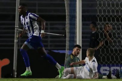 COPA DO BRASIL 2025, CSA X GREMIOAL - COPA DO BRASIL 2025, CSA X GRÊMIO - ESPORTES - AL - MACEIÓ - 30/04/2025 - COPA DO BRASIL 2025, CSA X GRÊMIO - Dodi jogador do Grêmio comemora seu gol durante a partida entre CSA e Grêmio no Estádio Rei Pelé em Maceió (AL), válida pela Copa do Brasil 2025. 30/04/2025 - Foto: MARLON COSTA/AGIF - AGÊNCIA DE FOTOGRAFIA/AGIF - AGÊNCIA DE FOTOGRAFIA/ESTADÃO CONTEÚDOEditoria: ESPORTESLocal: MACEIÓIndexador: MARLON COSTAFotógrafo: AGIF - AGÊNCIA DE FOTOGRAFIA<!-- NICAID(16028008) -->