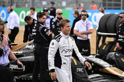 US actor Brad Pitt, starring as a driver in an F1-inspired movie, is seen prior to the Formula One British Grand Prix at the Silverstone motor racing circuit in Silverstone, central England on July 9, 2023. (Photo by CHRISTIAN BRUNA / POOL / AFP)Editoria: SPOLocal: SilverstoneIndexador: CHRISTIAN BRUNASecao: world championshipFonte: POOLFotógrafo: STR<!-- NICAID(15792136) -->