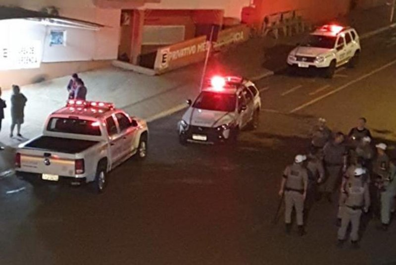 Barreira policial para tentar evitar invasão do Hospital Santo Antônio, em Tenente Portela, região noroeste do RS. Foto: Polícia Civil / Divulgação<!-- NICAID(15155567) -->