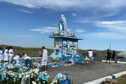 A tradicional Festa de Iemanjá que costuma atrair mais de 150 mil pessoas anualmente na Praia do Cassino está sendo completamente atípica em 2021. Dezenas de centros de umbanda de todo o Rio Grande do Sul e fieis até de Santa Catarina que se deslocavam a Rio Grande para reverenciar a rainha do mar não apareceram nesta terça-feira (2) e a tradicional celebração acabou ocorrendo mesmo no formato digital.O planejamento para o evento se iniciou ainda em 2020. O entendimento por parte da União Riograndina de Cultos Umbandistas Afro-brasileiros Mãe Iemanjá (Urumi) era de que o evento, pela importância, não poderia passar em branco. Após o início do mandato do novo prefeito Fábio Branco, houve conversas entre autoridades religiosas e políticas e chegou-se ao modelo de transmissão ao vivo para redes sociais.