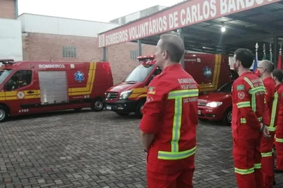 Foi com um sirenaço realizado por volta das 18h30min que as corporações de bombeiros voluntários da Serra comemoraram a Lei Complementar 15.726/21, sancionada na manhã desta terça-feira (26). A medida regulariza a atividade das corporações voluntárias do Rio Grande do Sul, definindo como competência dos municípios a criação, regulamentação, organização e fiscalização dos serviços civis auxiliares de combate ao fogo, buscas, salvamento e atividades de defesa. O ato de celebração foi convocado pela Associação dos Bombeiros Voluntários do Estado do Rio Grande do Sul (Voluntersul) que representa equipes presentes em 64 municípios gaúchos, sendo 15 delas na região. Em Carlos Barbosa, a sede do Corpo de Bombeiros Voluntários, localizada no bairro Navegantes, foi palco para o ato desta terça-feira que durou um minuto. A corporação atua na cidade desde 2004 e conta hoje com 45 bombeiros, sendo 39 voluntários. Os seis efetivos são mantidos por meio de recursos municipais, bem como de colaboradores da iniciativa privada da cidade.<!-- NICAID(14925617) -->