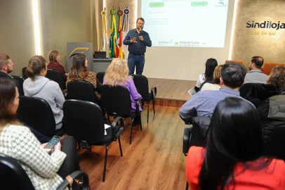 CAXIAS DO SUL, RS, BRASIL, 06/06/2023. Fórum Jurídico sobre a nova Lei da Comunicação Visual, organizado pelo Sindilojas de Caxias do Sul. Na foto, João Uez (ao microfone), Secretário do Meio Ambiente de Caxias do Sul. (Bruno Todeschini/Agência RBS)Indexador: BTK<!-- NICAID(15448537) -->