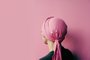 Mulher com faixa rosa na cabeça - Foto: jfStock/stock.adobe.comFonte: 566349049<!-- NICAID(15370081) -->
