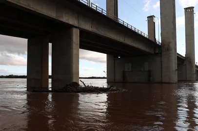 PORTO ALEGRE, RS, BRASIL, 21-06-2025: Chuva dá trégua mas Guaíba atinge 3,12m e tem margem tomada por detritos. Após semana de chuva intensa nível do Guaíba segue em elevação com entrada das águas dos rios Taquari e Jacuí. Foto: Jonathan Heckler/Agência RBS<!-- NICAID(16064808) -->