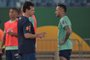 Brazil's coach Fernando Diniz (L) and forward Neymar talk during a training session at the Arena Pantanal stadium in Cuiaba, Brazil, on October 10, 2023, ahead of FIFA World Cup 2026 qualifier football matches against Venezuela and Uruguay. (Photo by NELSON ALMEIDA / AFP)Editoria: SPOLocal: CuiabáIndexador: NELSON ALMEIDASecao: soccerFonte: AFPFotógrafo: STF<!-- NICAID(15565908) -->