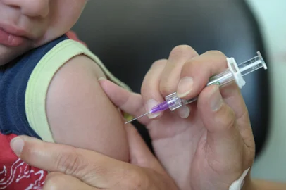CAXIAS DO SUL, RS, BRASIL, 10/12/2022. Diante da baixa cobertura vacinal e do aumento de casos de meningite registrados na cidade, a Secretaria Municipal de Saúde (SMS) promove mais um mutirão de vacinação até às 14h deste sábado (10). A vacinação é voltada para crianças de três meses a cinco anos. Desde às 10h, o movimento é constante nas 24 Unidades Básicas de Saúde (UBSs) que abriram para aplicar as doses. (Bruno Todeschini/Agência RBS)Indexador: BTK<!-- NICAID(15292012) -->