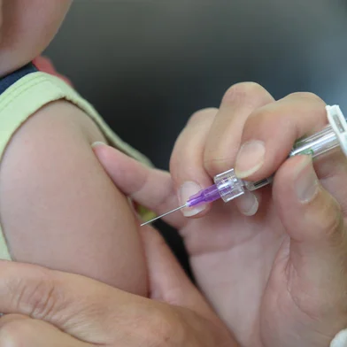CAXIAS DO SUL, RS, BRASIL, 10/12/2022. Diante da baixa cobertura vacinal e do aumento de casos de meningite registrados na cidade, a Secretaria Municipal de Saúde (SMS) promove mais um mutirão de vacinação até às 14h deste sábado (10). A vacinação é voltada para crianças de três meses a cinco anos. Desde às 10h, o movimento é constante nas 24 Unidades Básicas de Saúde (UBSs) que abriram para aplicar as doses. (Bruno Todeschini/Agência RBS)Indexador: BTK<!-- NICAID(15292012) -->