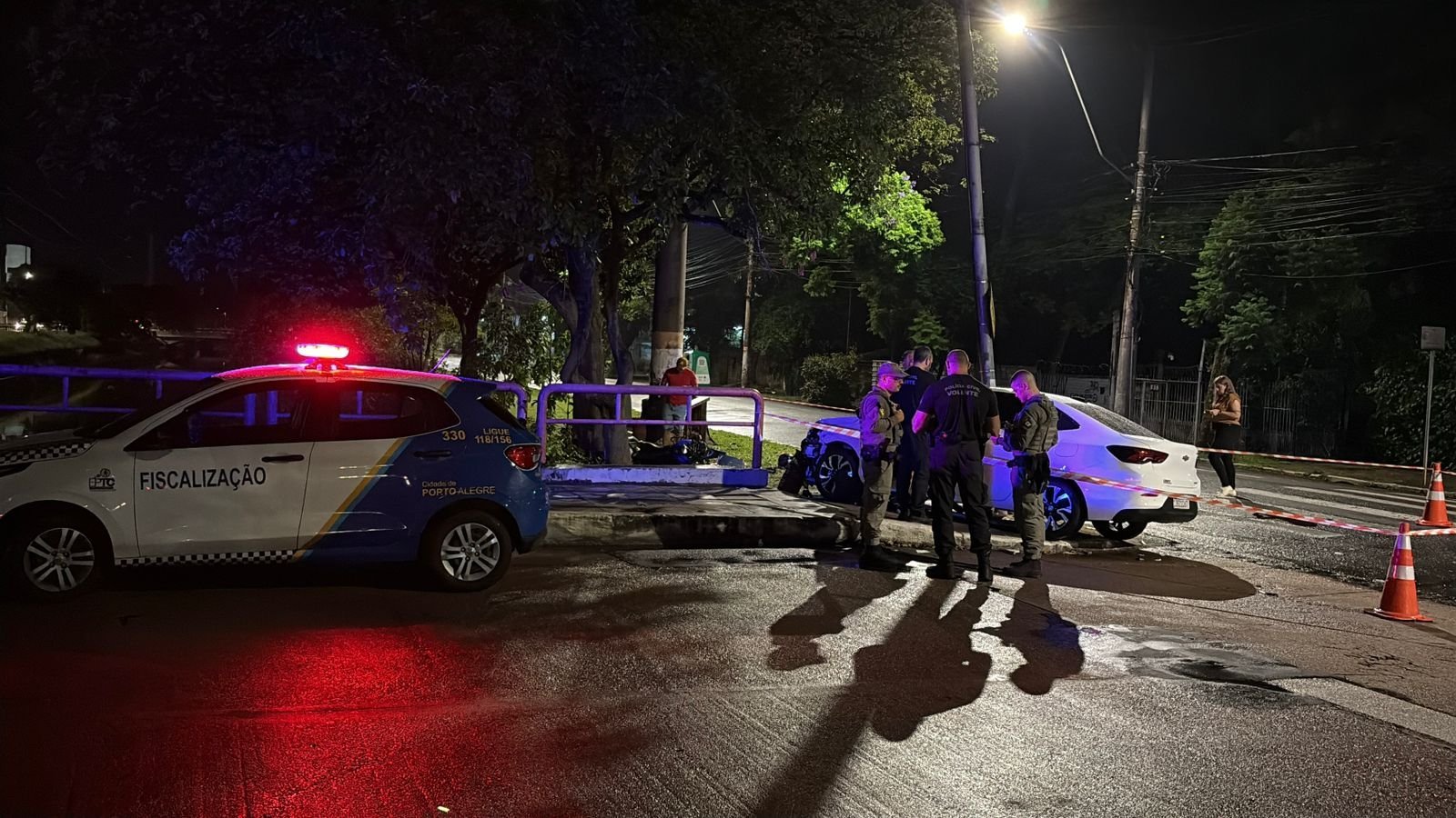 Jovem de 20 anos morre e duas mulheres ficam feridas em acidente na Avenida Ipiranga, em Porto Alegre