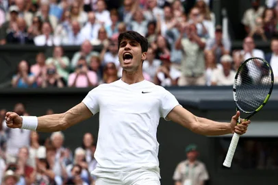 Alcaraz venceu Medvedev e vai em busca do bicampeonato em Wimbledon.