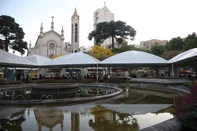 CAXIAS DO SUL, RS, BRASIL, 27/09/2024. Abertura da 40ª Feira do Livro 2024, na praça Dante Alighieri, com a presença da patrona da feira, Helô Bacichette, o amigo do Livro desta edição Roger Castro. O tema deste ano é: Colecionando Histórias & Memórias. A feira acontece de 27/09 a 13/10. (Porthus Junior/Agência RBS)<!-- NICAID(15878104) -->