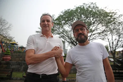 NOVA ROMA DO SUL, RS, BRASIL, 25/09/2024. Moradores de Nova Roma do Sul falam sobre a situação peculiar da política partidária na cidade, em que PT e Progressistas têm uma coligação que já dura 16 anos e será renovada por mais quatro, já que a chapa de Roberto Panazzolo (PT) e Rogério Klin (Progressistas) é a única a concorrer no pleito de outubro. Nas eleições para presidente, 77% do eleitorado local votou em Jair Bolsonaro, contra apenas 22% que votaram em Lula. Na foto, candidatos Roberto Panazzolo (E) e Rogério Klin (D). (Porthus Junior/Agência RBS)Indexador: Porthus JUNIOR<!-- NICAID(15876203) -->