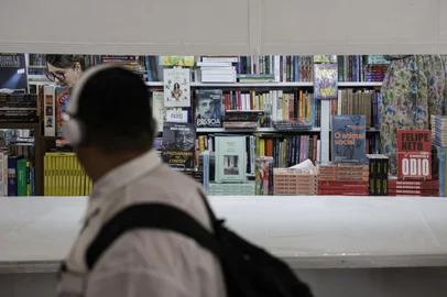 Porto Alegre, RS, Brasil, 31-10-2024: Livrarias e editoras organizam bancas na Praca da Alfandega para a Feira do Livro de Porto Alegre, que completa 70 anos. Foto: Mateus Bruxel / Agencia RBSIndexador: MATEUS BRUXEL<!-- NICAID(15904093) -->