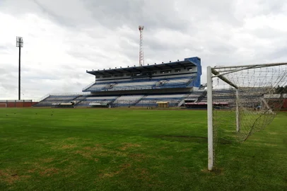BENTO GONÇALVES, RS, BRASIL, 18/01/2024. Estádio Parque Esportivo Montanha dos Vinhedos será palco de duas partidas do Juventude no Campeonato Gaúcho 2024. O gramado do estádio Alfredo Jaconi está passando por melhorias. (Porthus Junior/Agência RBS)<!-- NICAID(15654737) -->